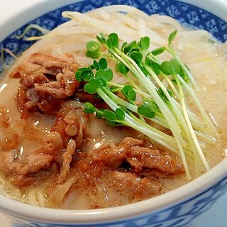 焼肉ともやしとかいわれ大根のっけ豚骨ラーメン♬